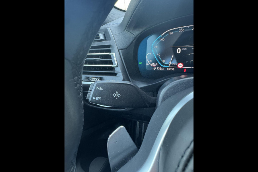 BMW X3 xDrive30e HIGH EXECUTIVE M SPORT | M-TECHNIC SPORTSTOELEN + MEMORY + LEER | ELEKTR. TREKHAAK | 360 CAMERA | HEAD-UP DISPLAY | 20 INCH | AMBI LIGHT | AERODYNAMICA-PAKKET | STOEL- + STUURVERWARMING | DEALER ONDERHOUDEN | RIJKLAAR |