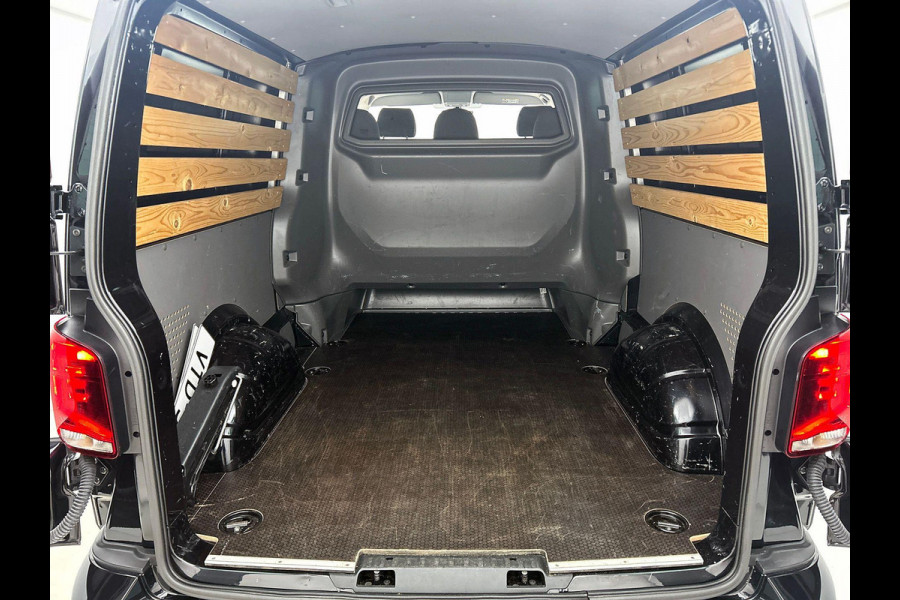Volkswagen Transporter 2.0 TDI L2H1 Dubbele Cabine Highline Automaat Navigatie Carplay Parkeersensoren Trekhaak Adaptive Cruise control 6-zits