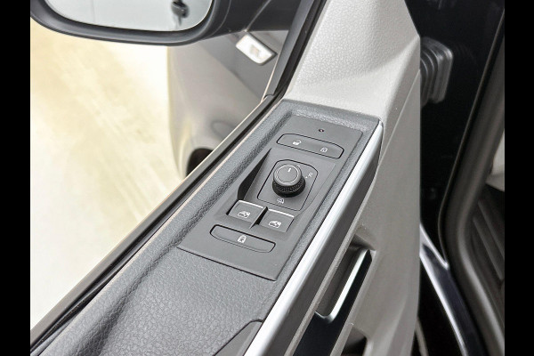 Volkswagen Transporter 2.0 TDI L2H1 Dubbele Cabine Highline Automaat Navigatie Carplay Parkeersensoren Trekhaak Adaptive Cruise control 6-zits