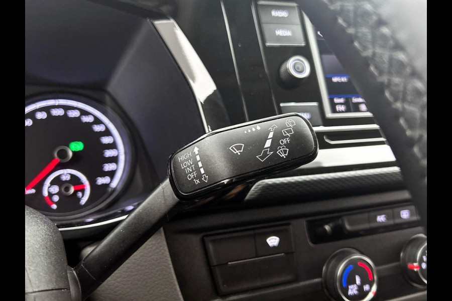 Volkswagen Transporter 2.0 TDI L2H1 Dubbele Cabine Highline Automaat Navigatie Carplay Parkeersensoren Trekhaak Adaptive Cruise control 6-zits