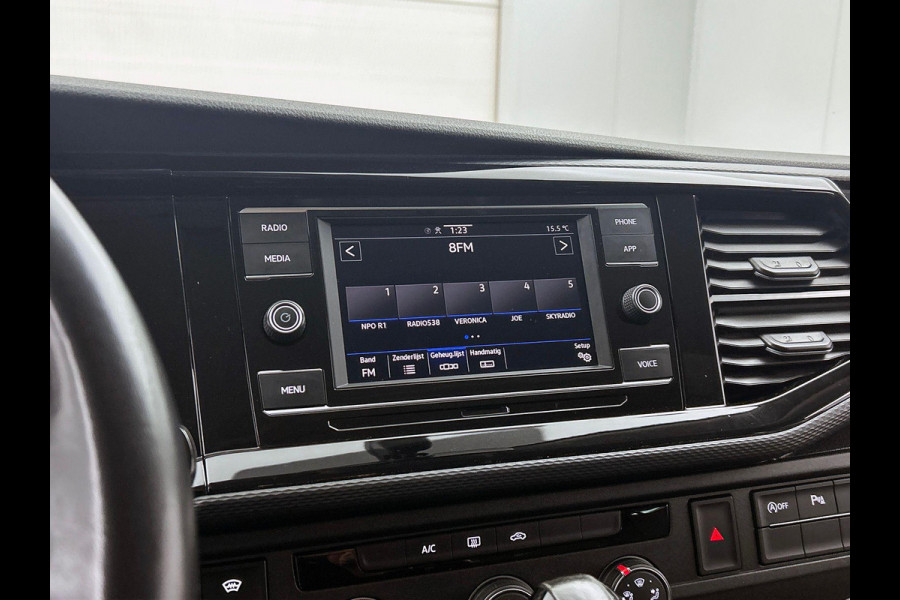 Volkswagen Transporter 2.0 TDI L2H1 Dubbele Cabine Highline Automaat Navigatie Carplay Parkeersensoren Trekhaak Adaptive Cruise control 6-zits