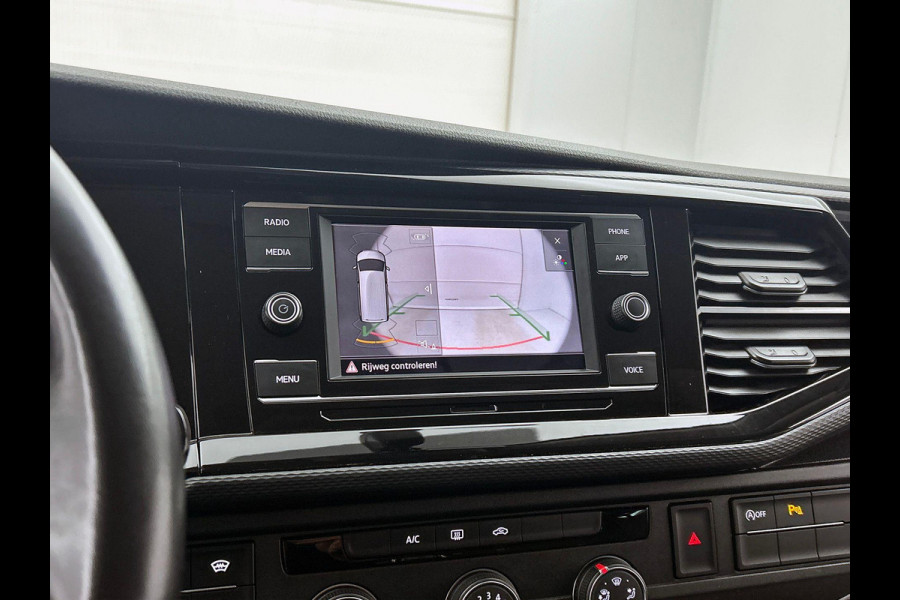 Volkswagen Transporter 2.0 TDI L2H1 Dubbele Cabine Highline Automaat Navigatie Carplay Parkeersensoren Trekhaak Adaptive Cruise control 6-zits