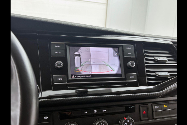 Volkswagen Transporter 2.0 TDI L2H1 Dubbele Cabine Highline Automaat Navigatie Carplay Parkeersensoren Trekhaak Adaptive Cruise control 6-zits