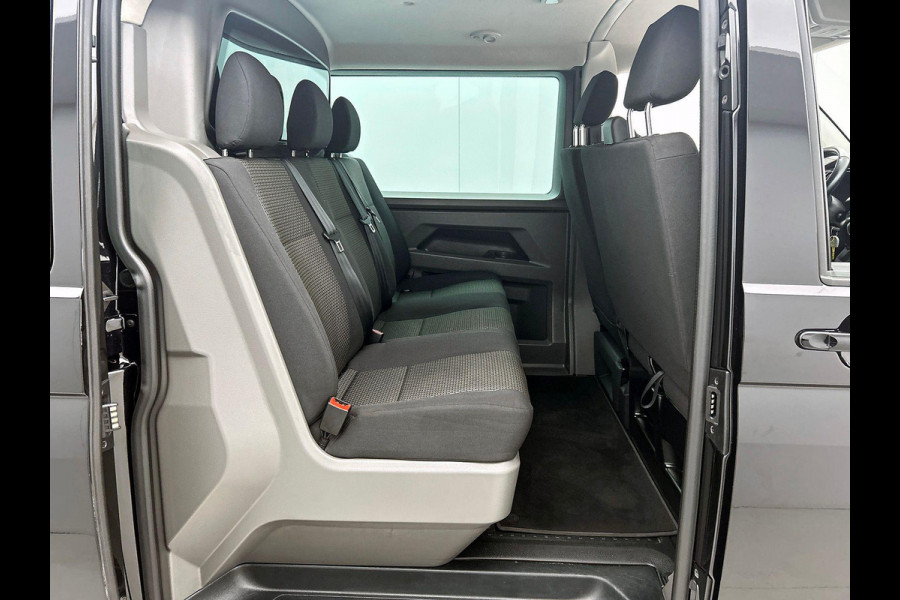 Volkswagen Transporter 2.0 TDI L2H1 Dubbele Cabine Highline Automaat Navigatie Carplay Parkeersensoren Trekhaak Adaptive Cruise control 6-zits