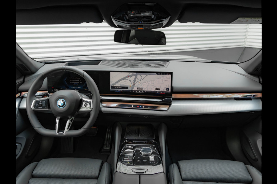 BMW 5 Serie Touring 530e M-Sport Pro - Pano - Trekhaak - ACC - Head-up - Harman Kardon