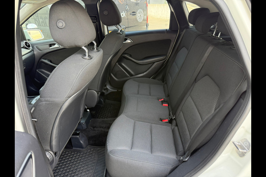 Mercedes-Benz B-Klasse 220 d / APK / AIRCO / Rijdt en schakelt goed / Inruil Mogelijk.