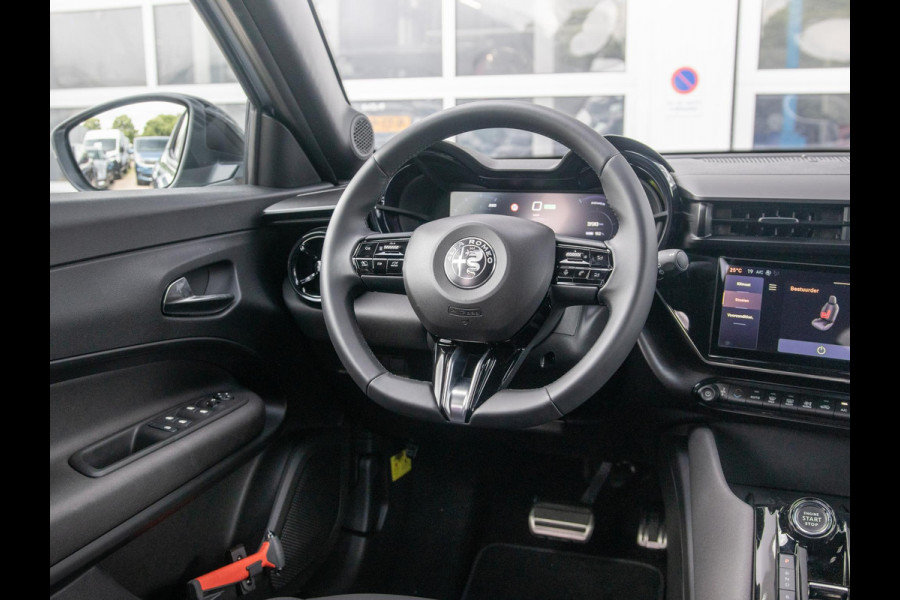 Alfa Romeo junior Elettrica Speciale 54 kWh | Techno Pack | Warmtepomp | Verwarmbare Voorruit | Arese Silver