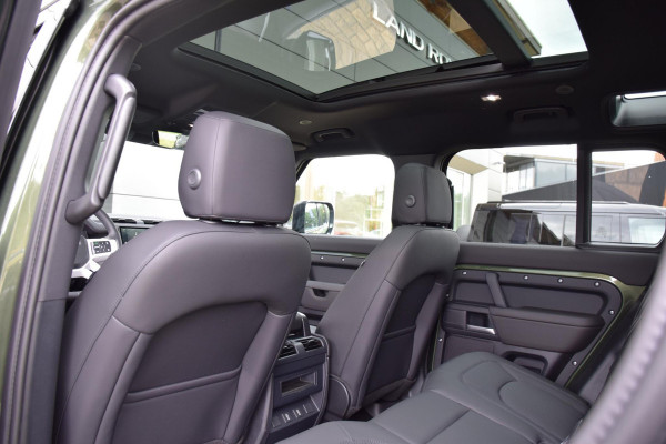 Land Rover Defender P300e 110 Forest Edition