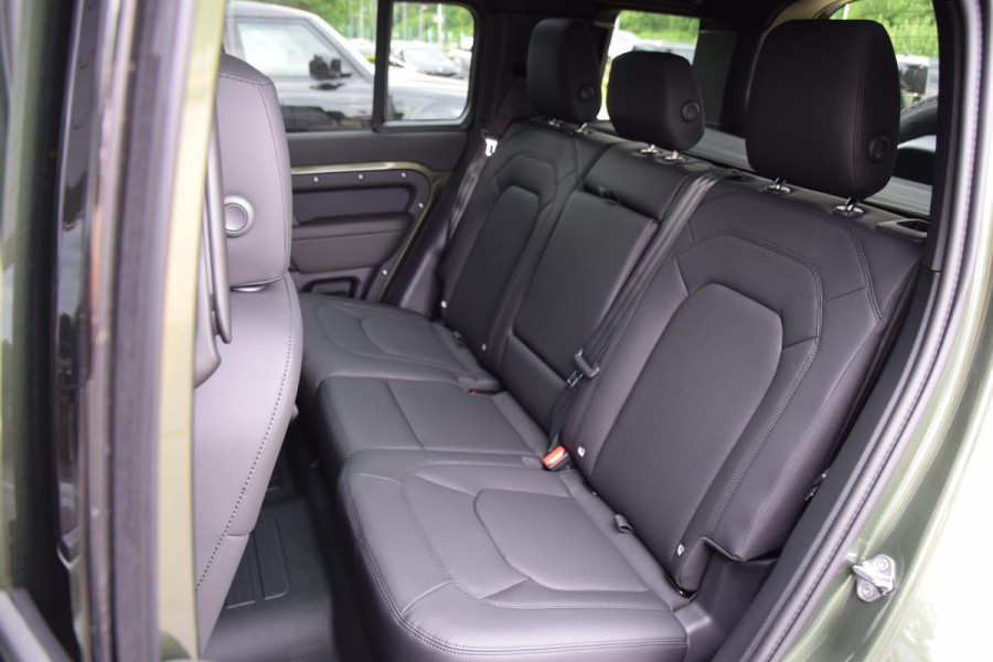 Land Rover Defender P300e 110 Forest Edition