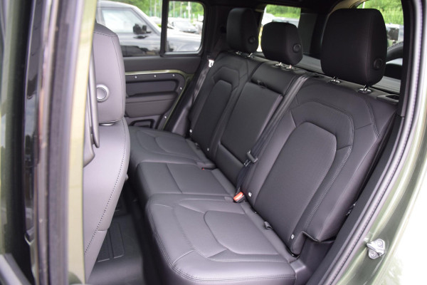 Land Rover Defender P300e 110 Forest Edition