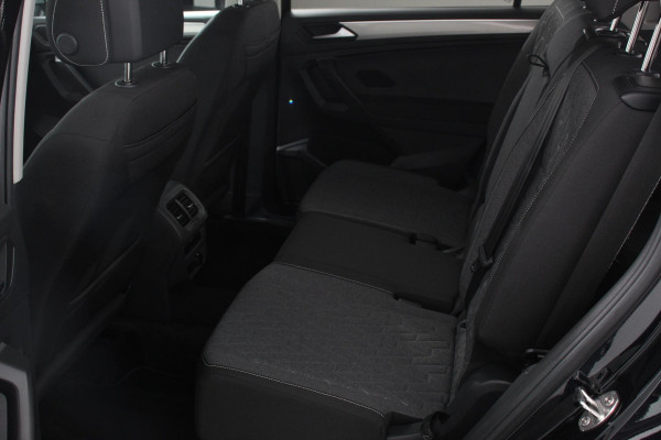 Volkswagen Tiguan Allspace 1.5 TSI 150pk DSG Move 7p. Navigatie Apple Carplay/Android Auto Wireless Trekhaak Parkeersensoren Camera Adaptieve Cruise Control Stoel-en stuurverwarming Climate Control