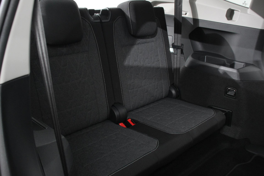 Volkswagen Tiguan Allspace 1.5 TSI 150pk DSG Move 7p. Navigatie Apple Carplay/Android Auto Wireless Trekhaak Parkeersensoren Camera Adaptieve Cruise Control Stoel-en stuurverwarming Climate Control