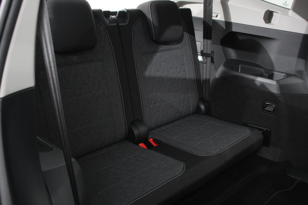Volkswagen Tiguan Allspace 1.5 TSI 150pk DSG Move 7p. Navigatie Apple Carplay/Android Auto Wireless Trekhaak Parkeersensoren Camera Adaptieve Cruise Control Stoel-en stuurverwarming Climate Control