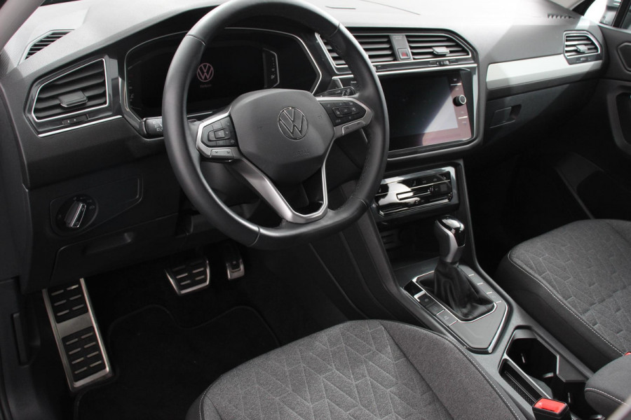 Volkswagen Tiguan Allspace 1.5 TSI 150pk DSG Move 7p. Navigatie Apple Carplay/Android Auto Wireless Trekhaak Parkeersensoren Camera Adaptieve Cruise Control Stoel-en stuurverwarming Climate Control