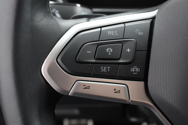 Volkswagen Tiguan Allspace 1.5 TSI 150pk DSG Move 7p. Navigatie Apple Carplay/Android Auto Wireless Trekhaak Parkeersensoren Camera Adaptieve Cruise Control Stoel-en stuurverwarming Climate Control