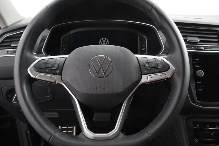 Volkswagen Tiguan Allspace 1.5 TSI 150pk DSG Move 7p. Navigatie Apple Carplay/Android Auto Wireless Trekhaak Parkeersensoren Camera Adaptieve Cruise Control Stoel-en stuurverwarming Climate Control