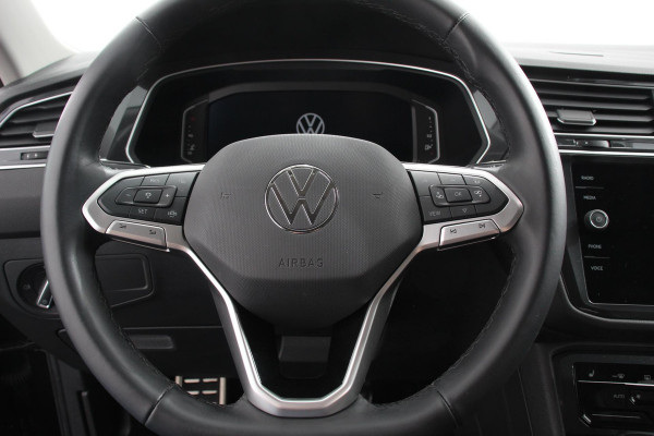 Volkswagen Tiguan Allspace 1.5 TSI 150pk DSG Move 7p. Navigatie Apple Carplay/Android Auto Wireless Trekhaak Parkeersensoren Camera Adaptieve Cruise Control Stoel-en stuurverwarming Climate Control