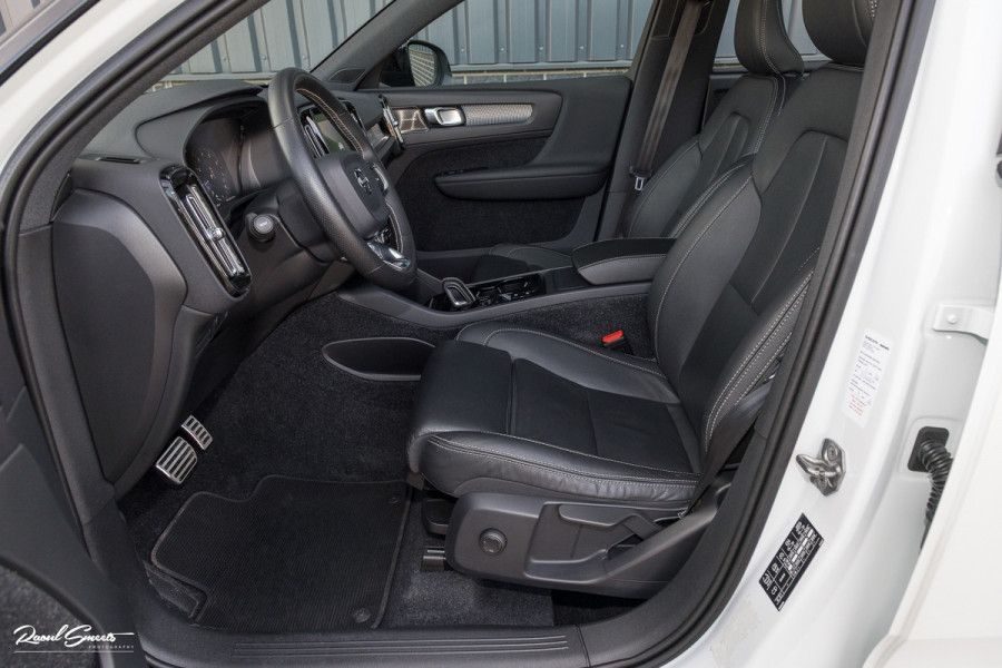 Volvo XC40 2.0 T5 AWD R-Design | Zwenkbare trekhaak | 2.100 Kg Trekgewicht | Panorama dak | Blis | Harman Kardon | 360 Camera |
