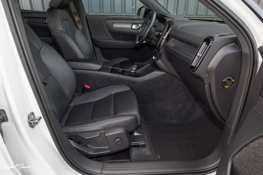 Volvo XC40 2.0 T5 AWD R-Design | Zwenkbare trekhaak | 2.100 Kg Trekgewicht | Panorama dak | Blis | Harman Kardon | 360 Camera |