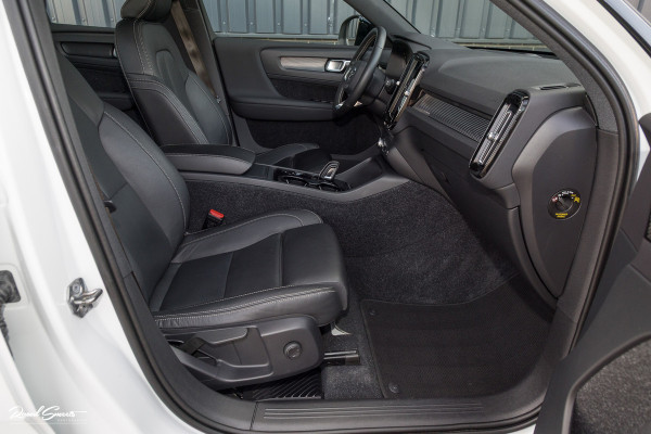 Volvo XC40 2.0 T5 AWD R-Design | Zwenkbare trekhaak | 2.100 Kg Trekgewicht | Panorama dak | Blis | Harman Kardon | 360 Camera |