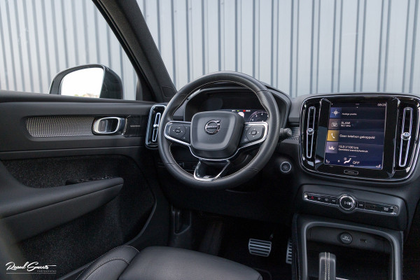 Volvo XC40 2.0 T5 AWD R-Design | Zwenkbare trekhaak | 2.100 Kg Trekgewicht | Panorama dak | Blis | Harman Kardon | 360 Camera |