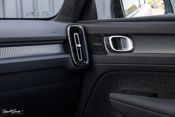 Volvo XC40 2.0 T5 AWD R-Design | Zwenkbare trekhaak | 2.100 Kg Trekgewicht | Panorama dak | Blis | Harman Kardon | 360 Camera |