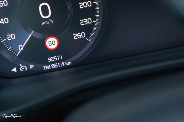Volvo XC40 2.0 T5 AWD R-Design | Zwenkbare trekhaak | 2.100 Kg Trekgewicht | Panorama dak | Blis | Harman Kardon | 360 Camera |