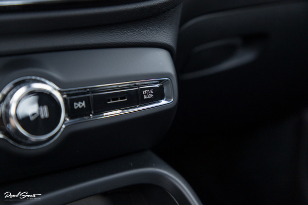 Volvo XC40 2.0 T5 AWD R-Design | Zwenkbare trekhaak | 2.100 Kg Trekgewicht | Panorama dak | Blis | Harman Kardon | 360 Camera |