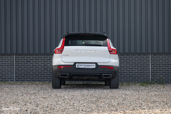 Volvo XC40 2.0 T5 AWD R-Design | Zwenkbare trekhaak | 2.100 Kg Trekgewicht | Panorama dak | Blis | Harman Kardon | 360 Camera |