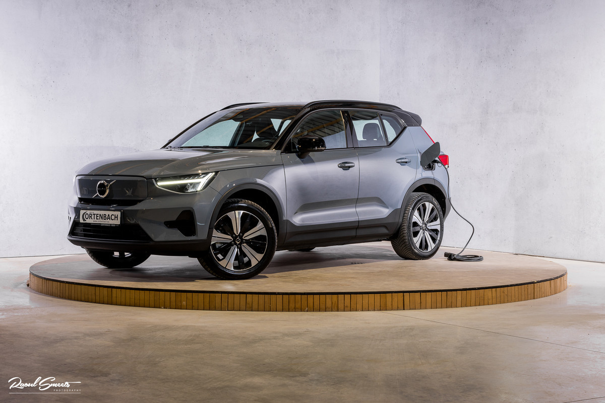 Volvo XC40 Recharge Twin Plus 78 kWh  | Zwenkbare trekhaak | Adaptieve cruise | Blis | Full LED |