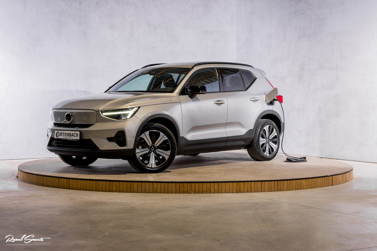 Volvo XC40 Recharge Ultimate 70 kWh | Zwenkbare trekhaak | Panorama dak | Adaptieve cruise | Memory | Blis |