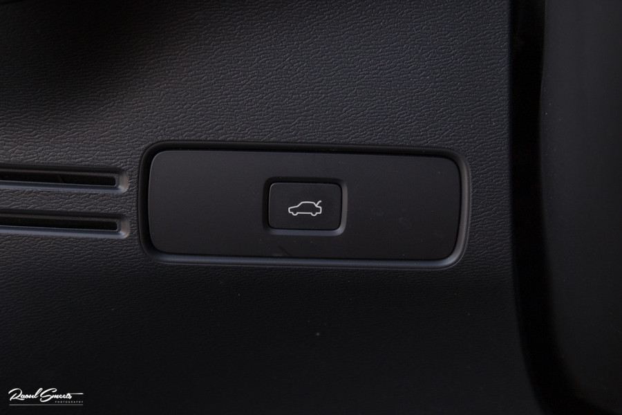 Volvo XC40 Recharge Ultimate 70 kWh | Panorama dak | Adaptieve cruise | Blis | Memory | Harman Kardon |