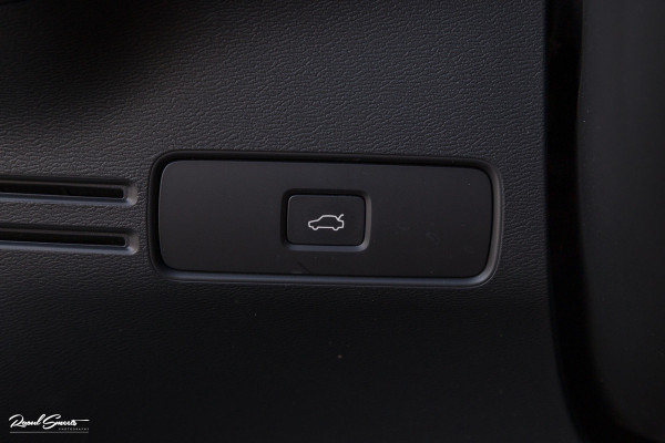 Volvo XC40 Recharge Ultimate 70 kWh | Panorama dak | Adaptieve cruise | Blis | Memory | Harman Kardon |