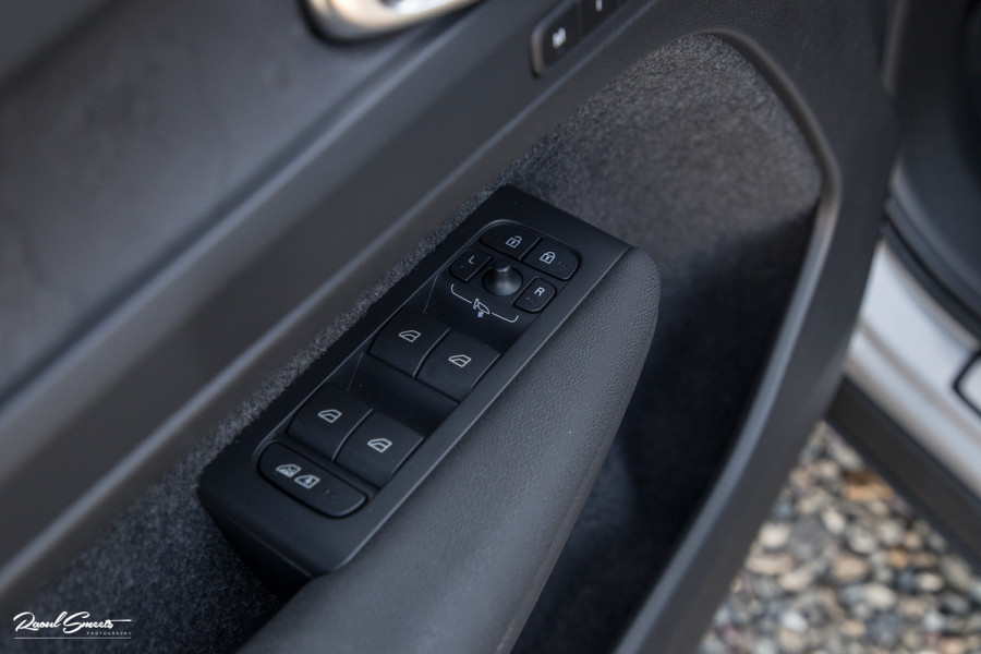 Volvo XC40 Recharge Ultimate 70 kWh | Panorama dak | Adaptieve cruise | Blis | Memory | Harman Kardon |