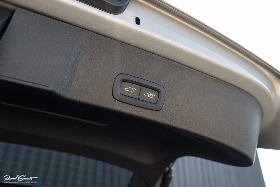 Volvo XC40 Recharge Ultimate 70 kWh | Panorama dak | Adaptieve cruise | Blis | Memory | Harman Kardon |