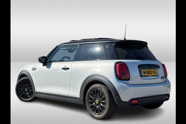 MINI Electric MINI Yours 33 kWh / Panoramadak / Leder / Keyless / 17'' / CarPlay / Navigatie / Stuur+Stoelverwarming / Cruise Control / LED Koplampen