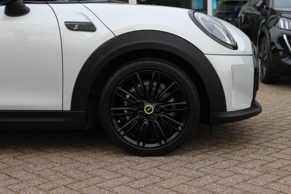 MINI Electric MINI Yours 33 kWh / Panoramadak / Leder / Keyless / 17'' / CarPlay / Navigatie / Stuur+Stoelverwarming / Cruise Control / LED Koplampen