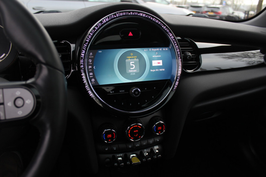 MINI Electric MINI Yours 33 kWh / Panoramadak / Leder / Keyless / 17'' / CarPlay / Navigatie / Stuur+Stoelverwarming / Cruise Control / LED Koplampen