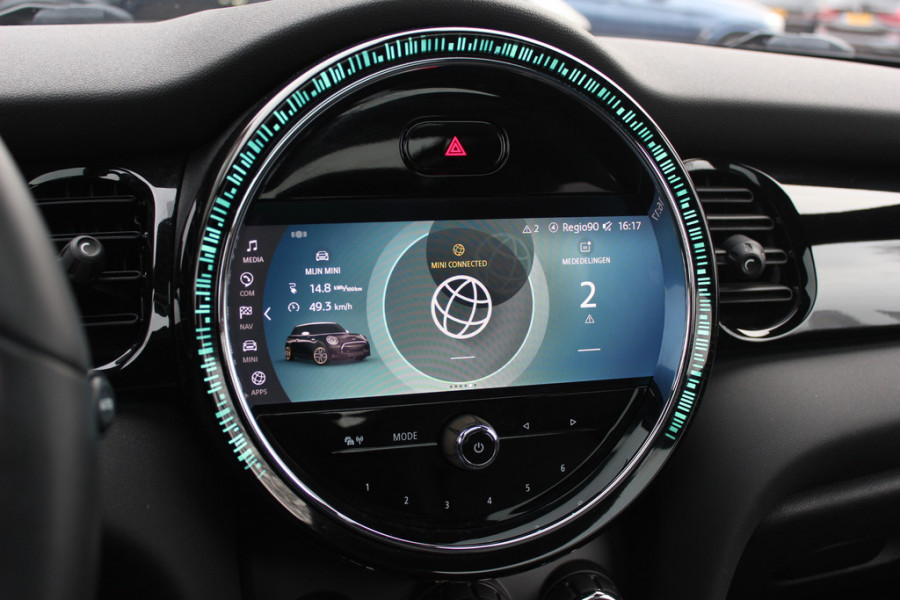 MINI Electric MINI Yours 33 kWh / Panoramadak / Leder / Keyless / 17'' / CarPlay / Navigatie / Stuur+Stoelverwarming / Cruise Control / LED Koplampen