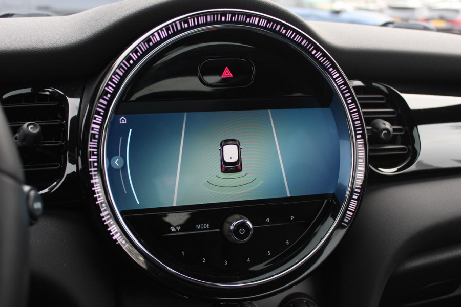 MINI Electric MINI Yours 33 kWh / Panoramadak / Leder / Keyless / 17'' / CarPlay / Navigatie / Stuur+Stoelverwarming / Cruise Control / LED Koplampen