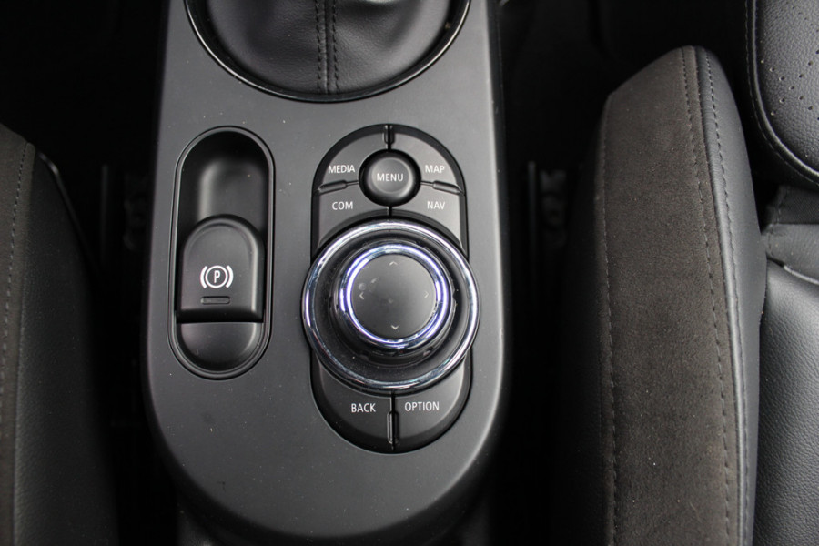 MINI Electric MINI Yours 33 kWh / Panoramadak / Leder / Keyless / 17'' / CarPlay / Navigatie / Stuur+Stoelverwarming / Cruise Control / LED Koplampen