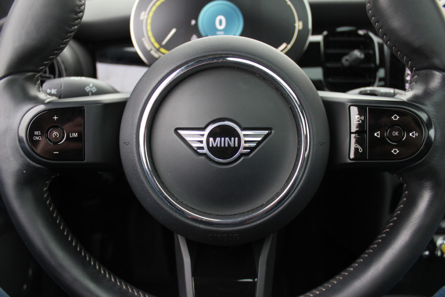 MINI Electric MINI Yours 33 kWh / Panoramadak / Leder / Keyless / 17'' / CarPlay / Navigatie / Stuur+Stoelverwarming / Cruise Control / LED Koplampen
