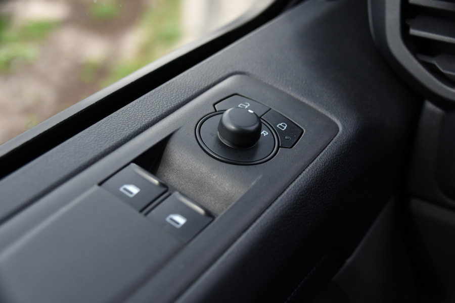 Ford Transit Custom 300 2.0 TDCI L2H1 Black Edition Camera, Cruise, Carplay, 170pk, Mulitmedia, LED, Automaat, Virtual, Uniek!