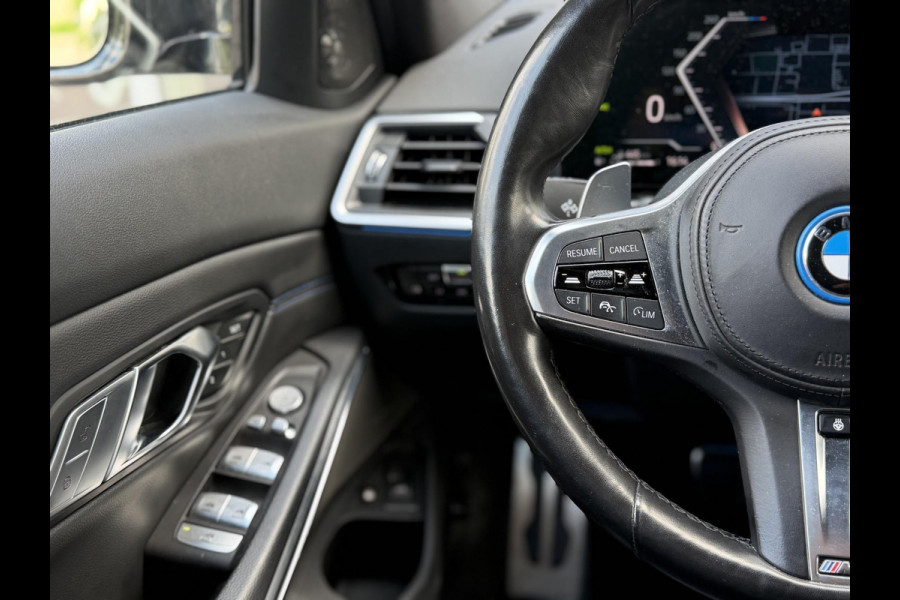 BMW 3 Serie Touring 330e xDrive High Ex. M-Sport Pro |Pano|H/K|M-Seats|ACC|HUD|Trekhaak|19"|Dravit