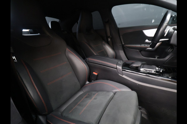Mercedes-Benz CLA-Klasse 200 Business Solution AMG [SFEERVERLICHTING, LED, STOELVERWARMING, BLUETOOTH, CRUISE, NAVIGATIE, CAMERA, PDC, DIGITAL DASH, NIEUWSTAAT]