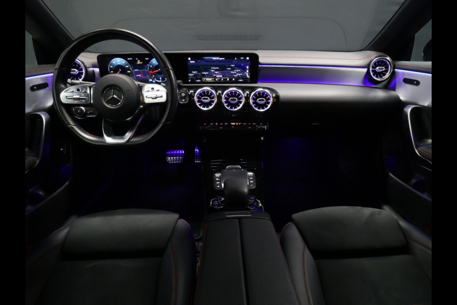 Mercedes-Benz CLA-Klasse 200 Business Solution AMG [SFEERVERLICHTING, LED, STOELVERWARMING, BLUETOOTH, CRUISE, NAVIGATIE, CAMERA, PDC, DIGITAL DASH, NIEUWSTAAT]