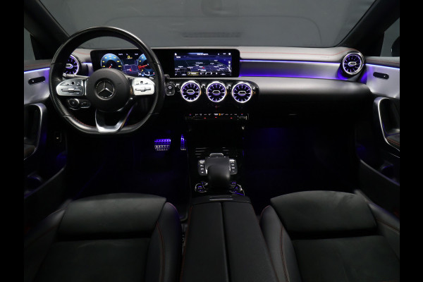 Mercedes-Benz CLA-Klasse 200 Business Solution AMG [SFEERVERLICHTING, LED, STOELVERWARMING, BLUETOOTH, CRUISE, NAVIGATIE, CAMERA, PDC, DIGITAL DASH, NIEUWSTAAT]