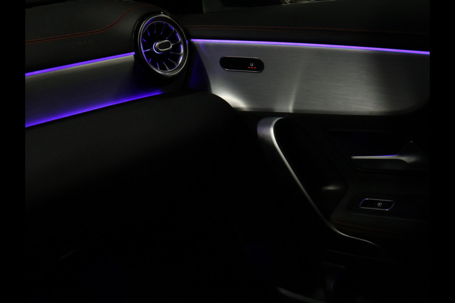 Mercedes-Benz CLA-Klasse 200 Business Solution AMG [SFEERVERLICHTING, LED, STOELVERWARMING, BLUETOOTH, CRUISE, NAVIGATIE, CAMERA, PDC, DIGITAL DASH, NIEUWSTAAT]