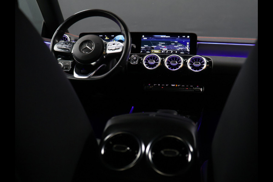Mercedes-Benz CLA-Klasse 200 Business Solution AMG [SFEERVERLICHTING, LED, STOELVERWARMING, BLUETOOTH, CRUISE, NAVIGATIE, CAMERA, PDC, DIGITAL DASH, NIEUWSTAAT]