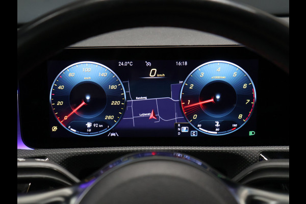 Mercedes-Benz CLA-Klasse 200 Business Solution AMG [SFEERVERLICHTING, LED, STOELVERWARMING, BLUETOOTH, CRUISE, NAVIGATIE, CAMERA, PDC, DIGITAL DASH, NIEUWSTAAT]